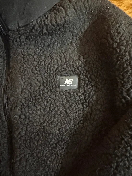New Balance Women’s Black Sherpa Jacket - Picture 3 of 5